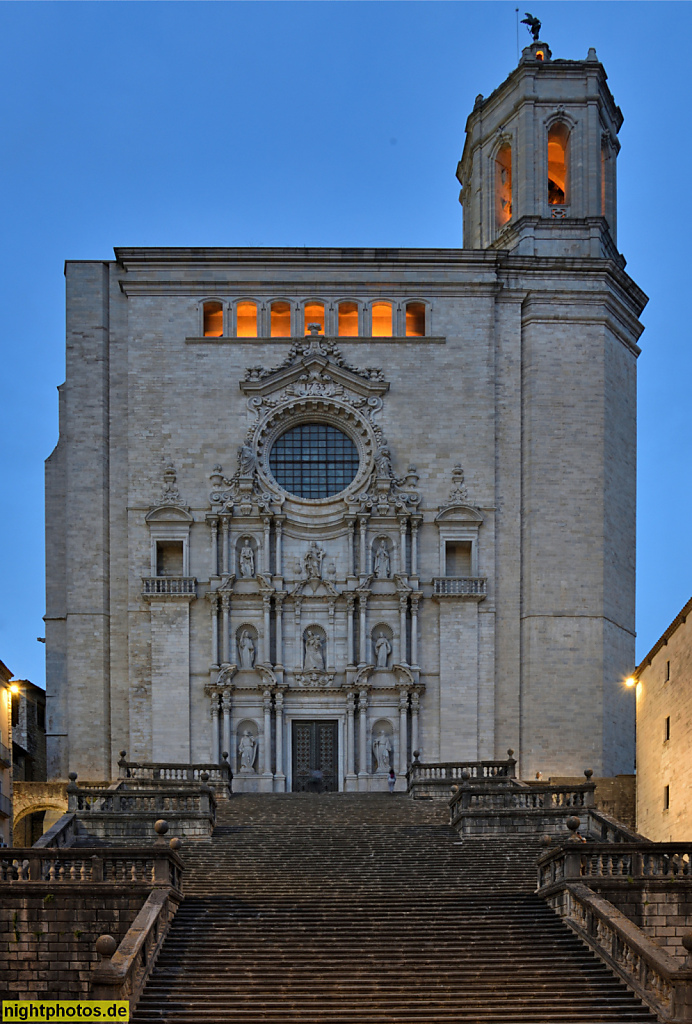 Girona Altstadt. Catedral de Girona. Romanisch erbaut 1010-1038 für Bischof Pere Roger. Peter I. von Carcassonne. Barockportal Westfassade. Treppe erbaut 1690-1694 für Bischof Miquel Pontich