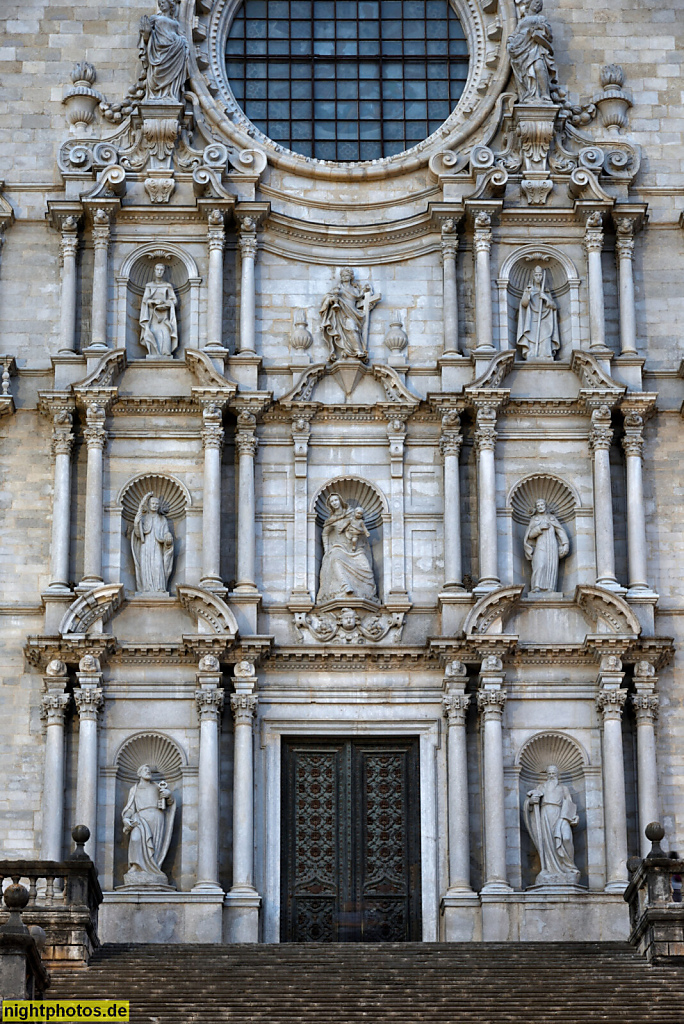 Girona Altstadt. Catedral de Girona. Romanisch erbaut 1010-1038 für Bischof Pere Roger. Peter I. von Carcassonne. Barockportal Westfassade. Altar mit Heiligenfiguren