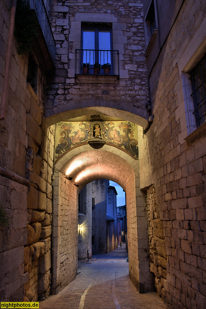 Girona Altstadt. Placa de la Catedral. Hausdurchfahrt zur Pujada del Rei Marti. Torbogen mit Barockmalerei und Marienfigur