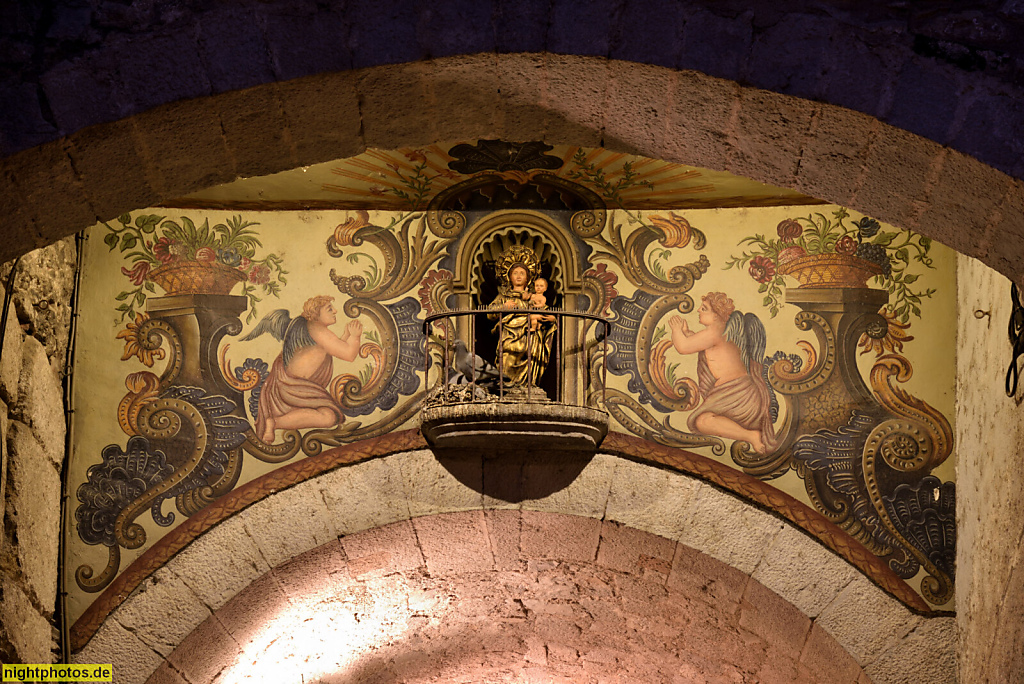 Girona Altstadt. Placa de la Catedral. Hausdurchfahrt zur Pujada del Rei Marti. Torbogen mit Barockmalerei und Marienfigur