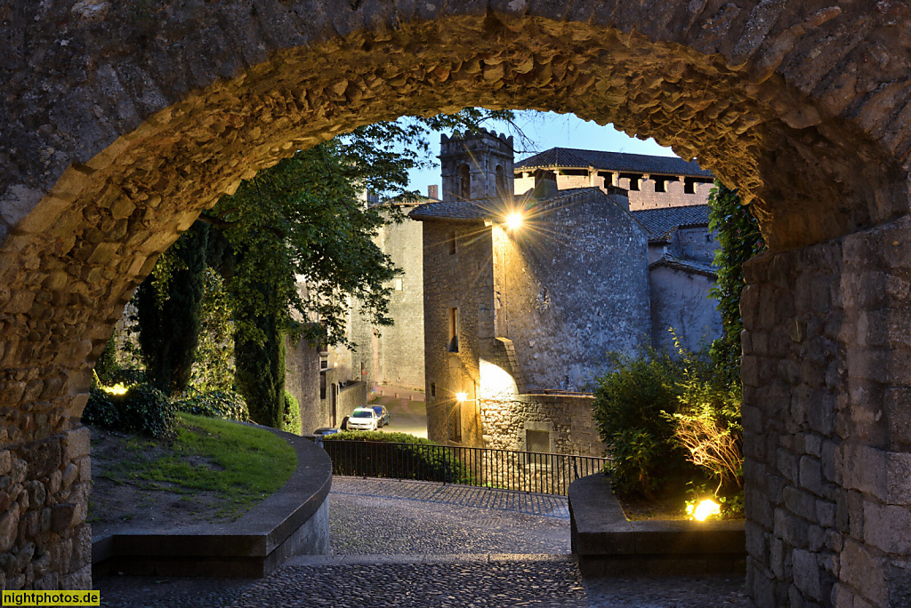 Girona Altstadt. Paseo Arqueológico. Torbogen unter Casal de les Sarraines am Archäologischen Weg. Paseo Arqueológico