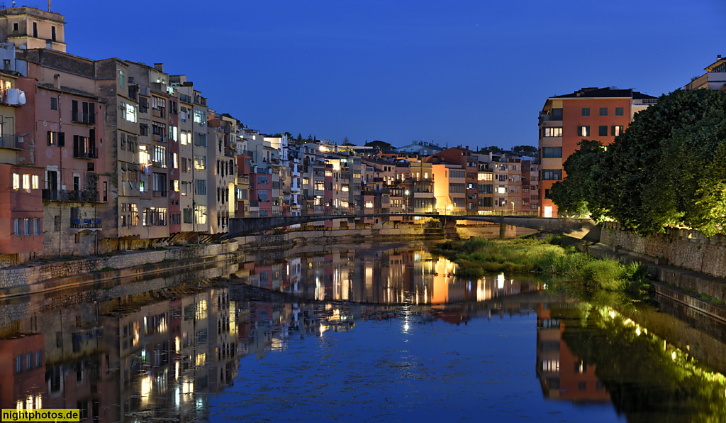 Girona. Altstadt. Riu Onyar mit Uferbebauung. Fussgängerbrücke Pont d'en Gomez