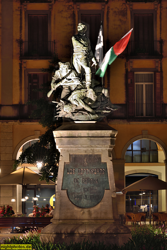 Girona. Altstadt. Placa de la Independencia erbaut 1856-1869 von Architekt Martí Sureda i Deulovol. Estatua dels Defensors de Girona von Antoni Parera und Saurina aufgestellt 1894