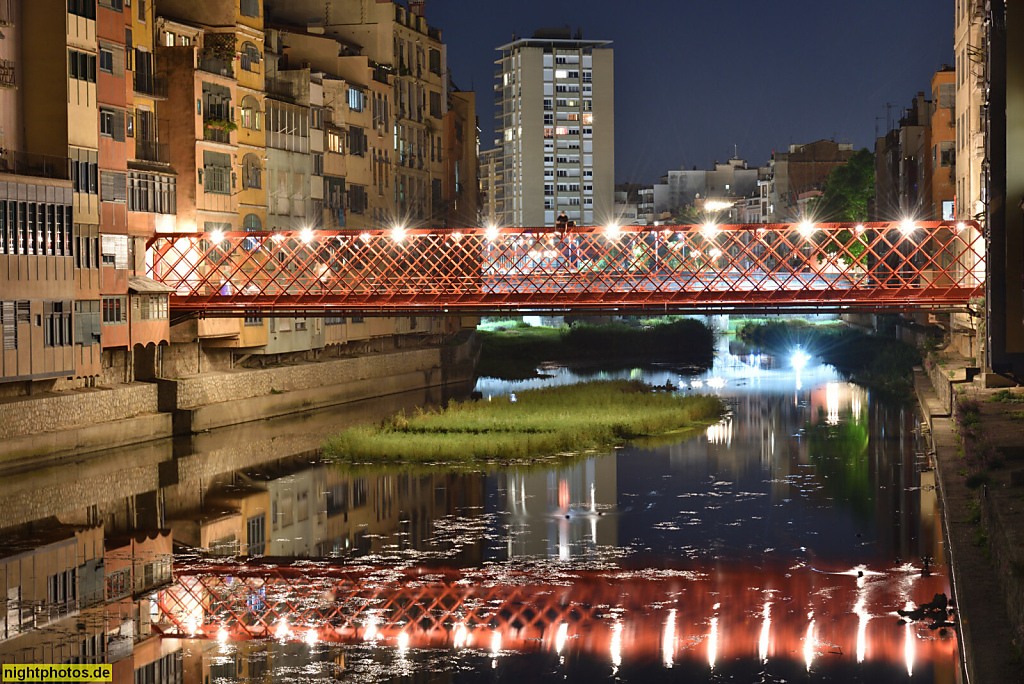 Girona. Altstadt. Riu Onyar mit Uferbebauung. Fussgängerbrücke pont de les peixateries velles. Erbaut 1877 von Firma Gustave Eiffel