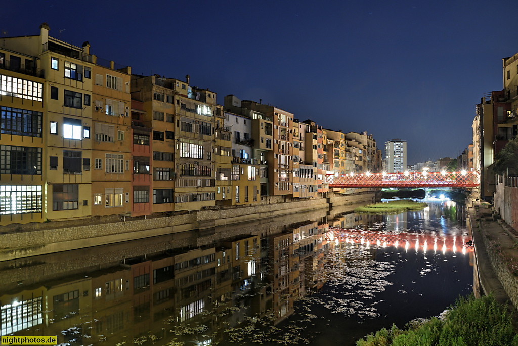 Girona. Altstadt. Riu Onyar mit Uferbebauung. Fussgängerbrücke pont de les peixateries velles. Erbaut 1877 von Firma Gustave Eiffel