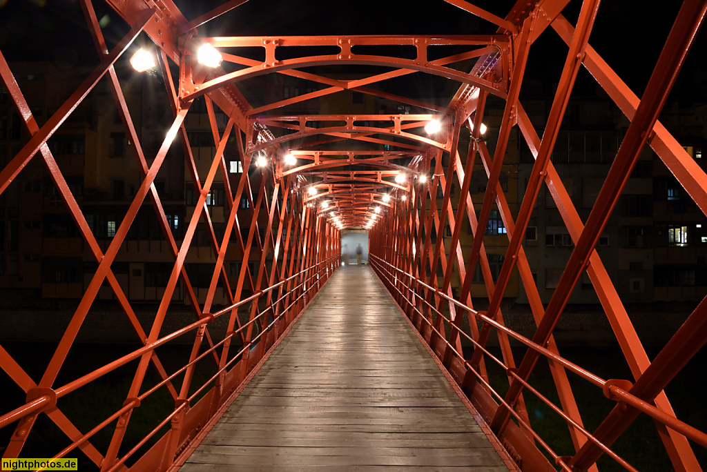Girona. Altstadt. Riu Onyar mit Uferbebauung. Fussgängerbrücke pont de les peixateries velles. Erbaut 1877 von Firma Gustave Eiffel