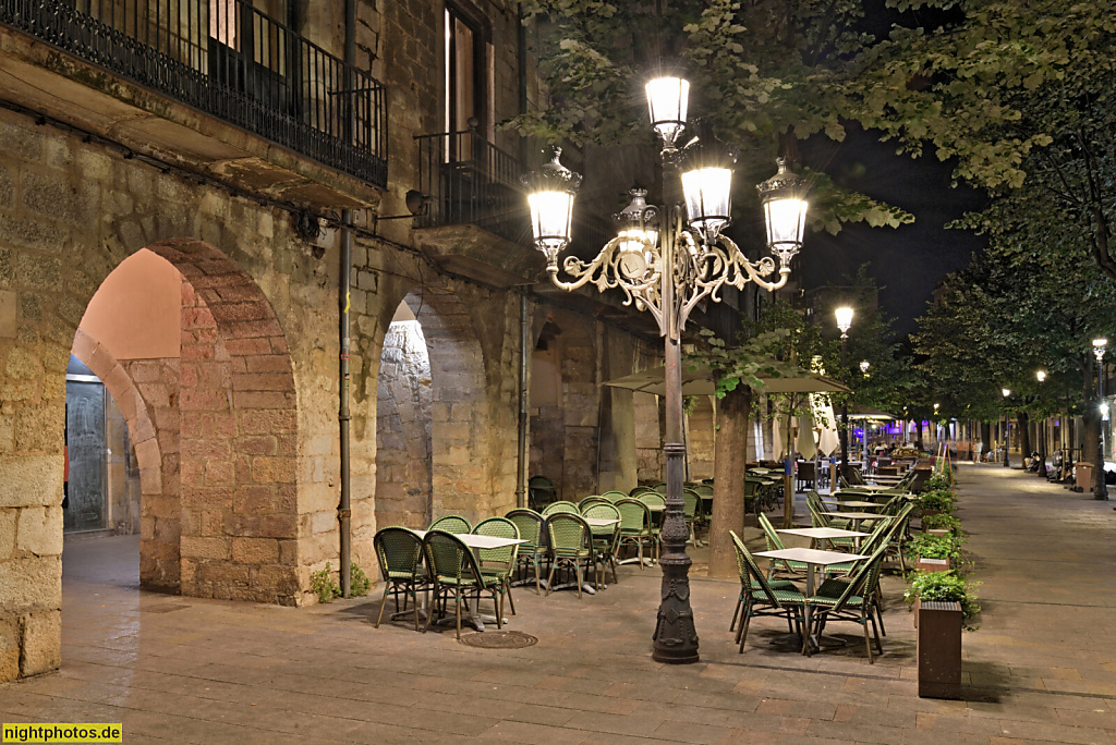 Girona. Altstadt. Rambla de la Libertad Ecke Carrer Minali. Kandelaber. Häuser mit Arkaden. Aussengastronomie