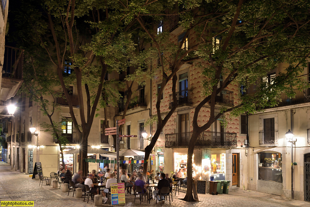Girona. Altstadt. Carrer de la Forca. Placa del Correu Vell. Gastronomie 'La Garrina Natural Wine Restaurante'. 'Mola Botiga de Pastas'. 'Vermuteria Lola'