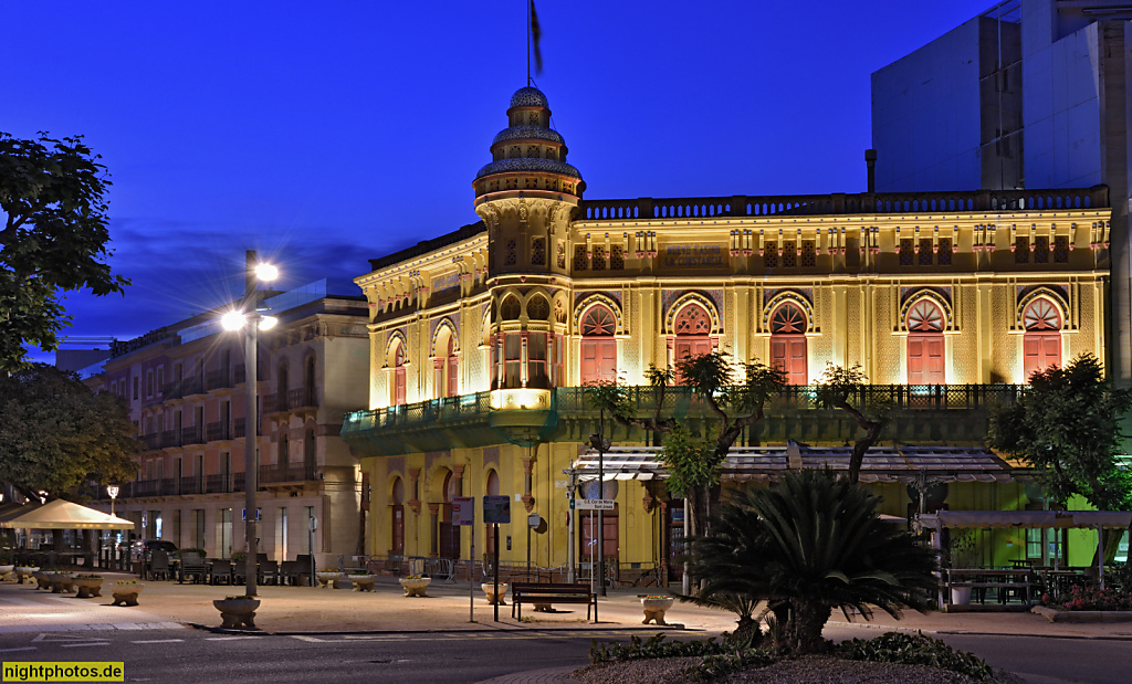 Sant Feliu de Guixols. Nou Casino La Constància erbaut 1888-1890 von Guitart i Lostaló mit orientalischen Stilelementen. Erweitert 1899 von Manuel Vega March. Passeig dels Guíxols 1-3