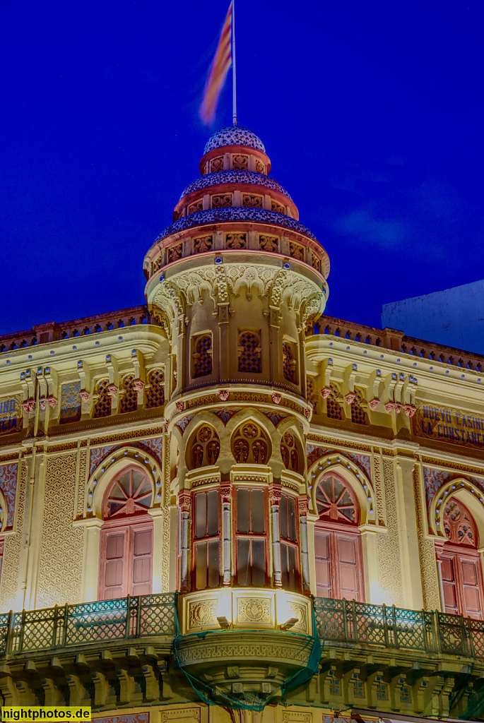 Sant Feliu de Guixols. Nou Casino La Constància erbaut 1888-1890 von Guitart i Lostaló mit orientalischen Stilelementen. Erweitert 1899 von Manuel Vega March. Passeig dels Guíxols 1-3