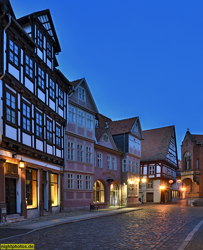 Quedlinburg. Adler- und Ratsapotheke. Gebäude erbaut 1560. Apotheke seit 1578. Zweiflügelig mit Quergiebeln und mittigen Rundbögen. Kornmarkt 8