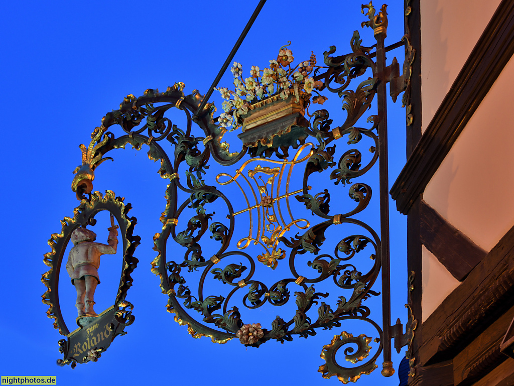 Quedlinburg. Cafe Roland. Als Wohnhaus erbaut um 1600 in Fachwerk. Namenszeichen Cafe Roland mit Roland Statue. Breite Strasse 1