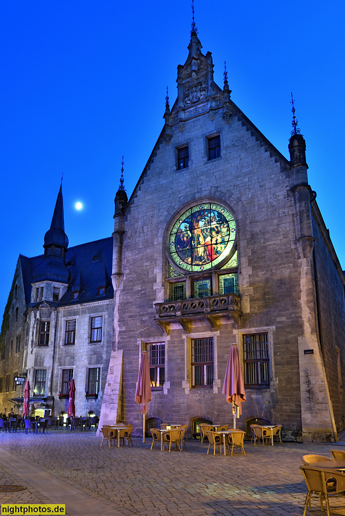 Quedlinburg. Rathaus erbaut ab 1300 aus Werkstein. Rundfenster des Sitzungssaals mit Glasgemälde auf Bleiglas erschaffen 1901 von Ferdinand Müller
