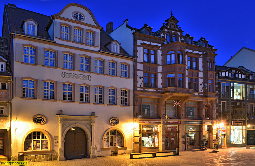 Quedlinburg. Markt. Grünhagenhaus. Erbaut 1701 als Patrizierhaus. Erneuert 1770 in Spätbarock. Markt 2. Rechts erbaut 1894-1895 in Neorenaissance von Friedrich Staeding für Modehaus Ihlfeld & Kramer. Markt 3