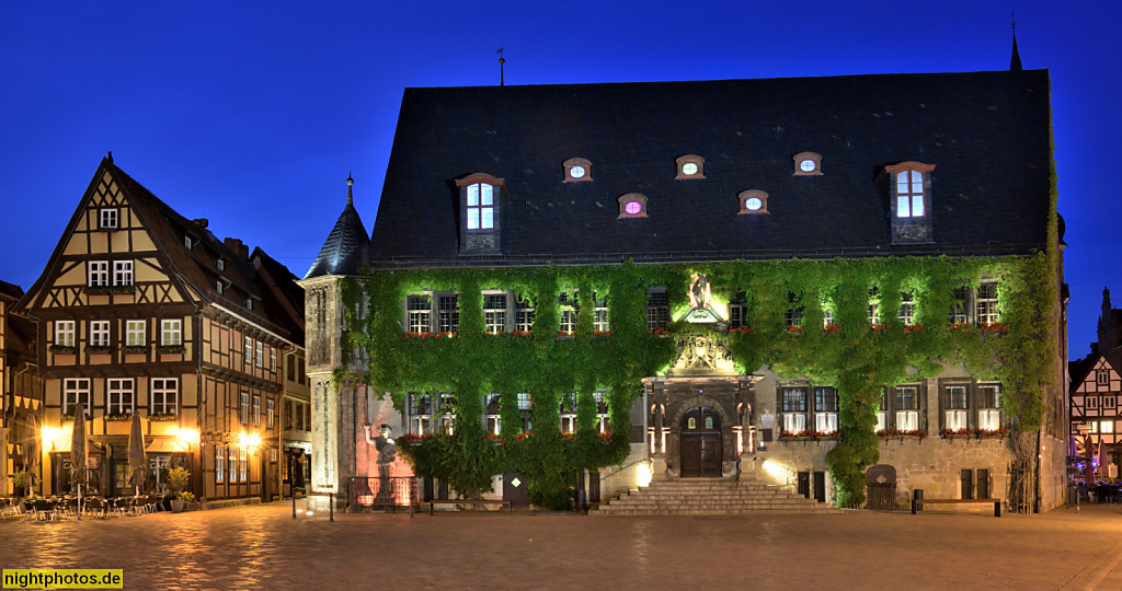 Quedlinburg. Rathaus gotisch erbaut ab 1300. Fassadenbewuchs mit wildem Wein. Mit Hoken, Archivturm, Roland und Säulenportal von 1616. Markt 1