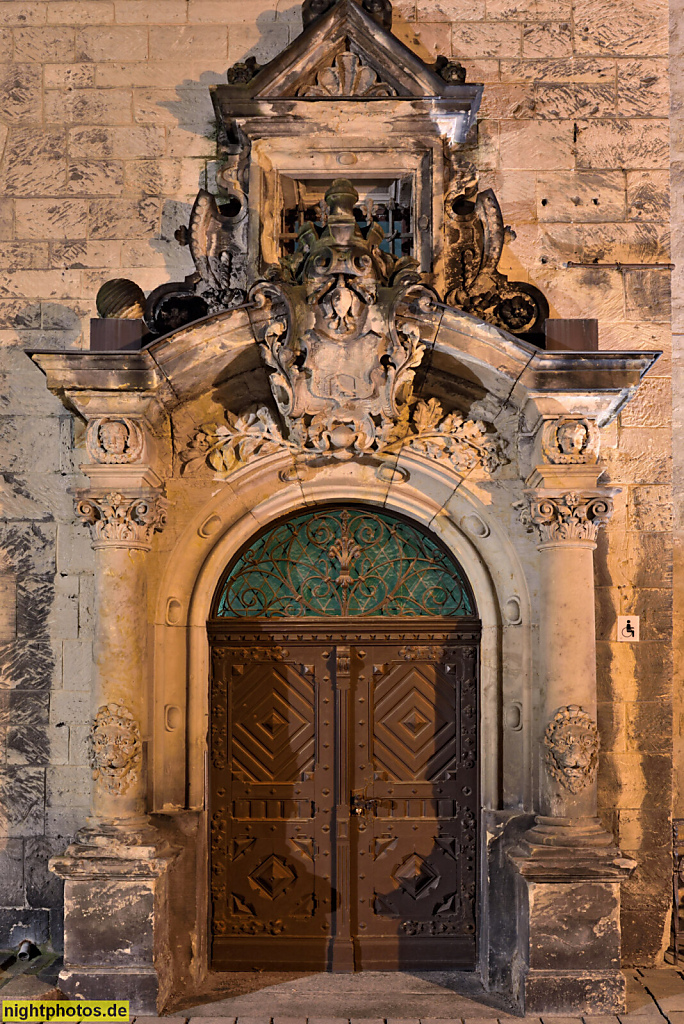 Quedlinburg. Rathaus erbaut ab 1300 aus Werkstein. Rundbogentür mit Portikus zum Hoken