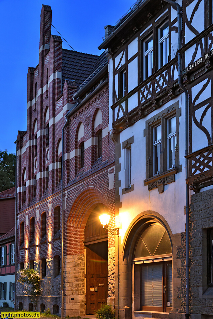 Quedlinburg. Wohn- und Geschäftshaus. Erbaut 1904 von Max Schneck für Buchhändler Paul Deter. Neogotischer Staffelgiebel. Am Hospital 4
