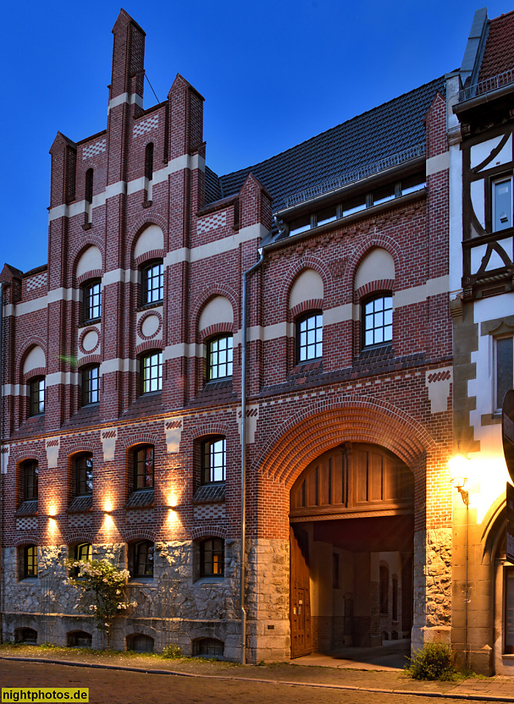 Quedlinburg. Wohn- und Geschäftshaus. Erbaut 1904 von Max Schneck für Buchhändler Paul Deter. Neogotischer Staffelgiebel. Am Hospital 4