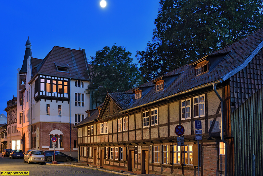 Quedlinburg. Ferienwohnungen. Erbaut 1713 als Präbendehaus des Heiliggeist-Hopital. Fachwerk mit barocken Schmuckelementen. Saniert Ende 1990er Jahre. Am Hospital 1