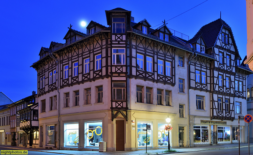 Quedlinburg. Optiker Oculi. Wohn- und Geschäftshaus erbaut 1903 mit Ladenlokal und Fachwerk Obergeschoss. Eckhaus. Eckerker und Giebelgauben. Steinbrücke 12