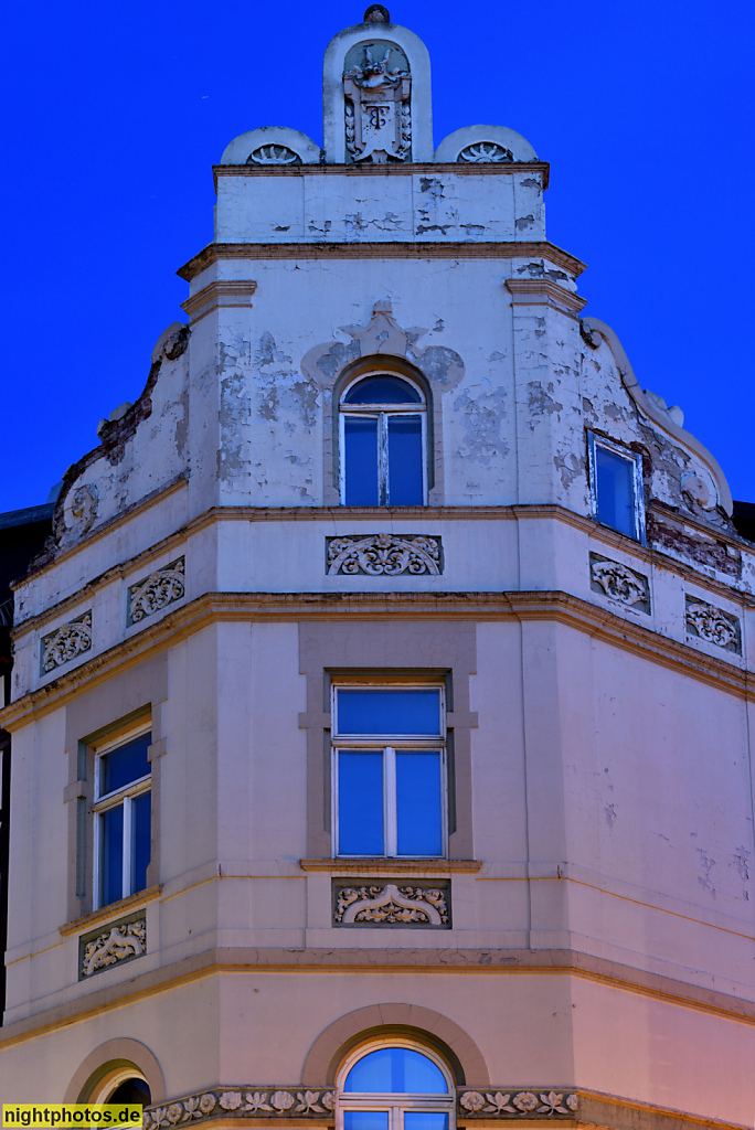 Quedlinburg. Wohn- und Geschäftshaus erbaut 1900-1905 mit Jugendstilelementen als Eckhaus. Carl-Ritter-Strasse 14 Ecke Steinbrücke