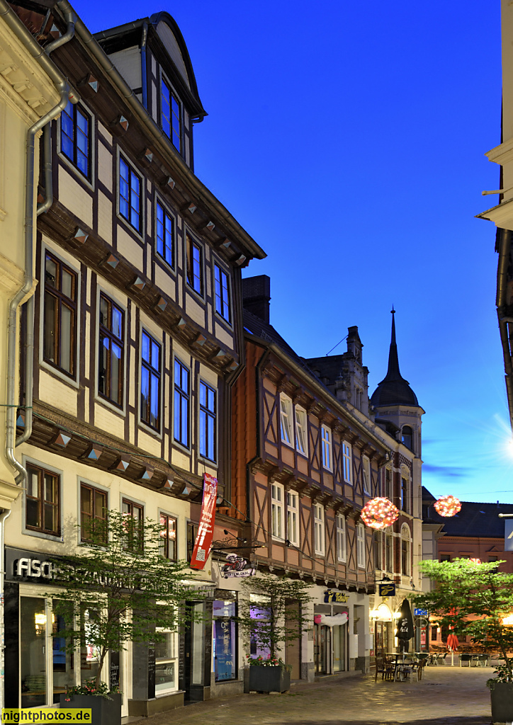 Quedlinburg. Steinbrücke. Wohn- und Geschäftshäuser erbaut in oder mit Fachwerk. Blickrichtung Markt