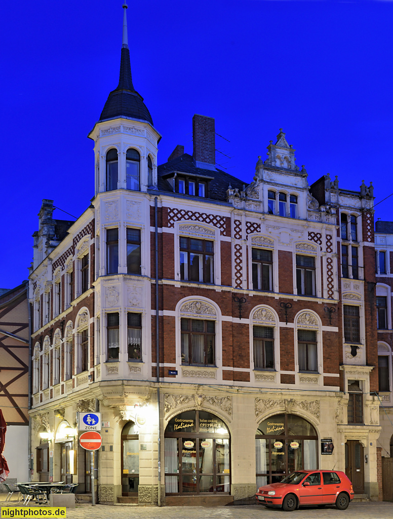Quedlinburg. Restaurant Pasta Mia. Wohn- und Geschäftshaus erbaut 1897 mit Turmerker und Zwerchgiebel. Schaufassade in Renaissance. Steinbrücke 23