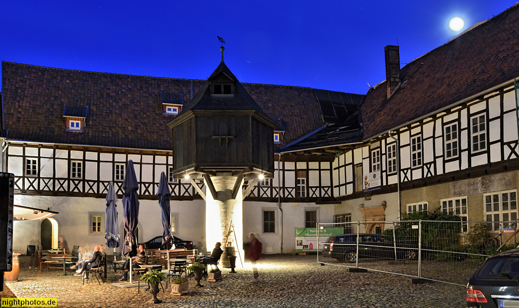 Quedlinburg. Deutsches Fachwerkzentrum. Erbaut als Fleischhof. Erste Erwähnung 1316. Adelshof bis 1815. Umbau 1925-1935 durch Carl Sperling. Restauriert ab 2010. Wordgasse 4