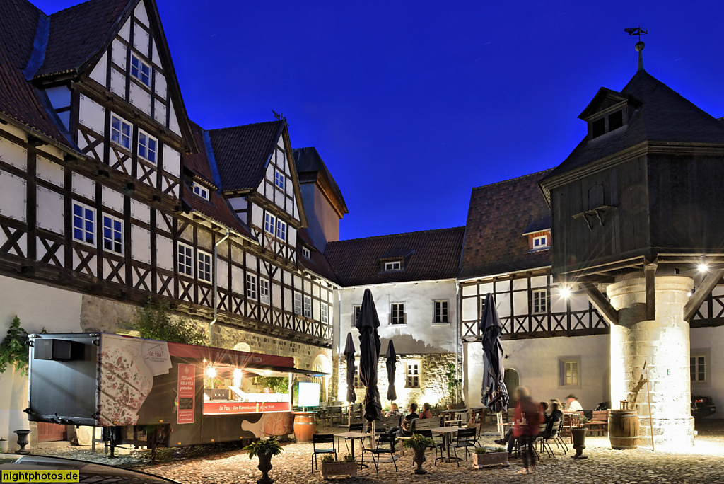 Quedlinburg. Deutsches Fachwerkzentrum. Erbaut als Fleischhof. Erste Erwähnung 1316. Adelshof bis 1815. Umbau 1925-1935 durch Carl Sperling. Restauriert ab 2010. Wordgasse 4