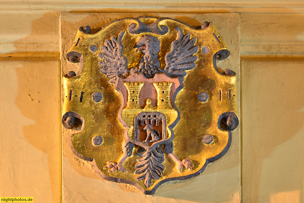 Quedlinburg. Stadtwappen historisch an Tordurchfahrt von Haus Markt 16. Wappen ehemals am Ratskeller. Erbaut 1895 für das Möbelhaus Ihlefeldt und Kramer