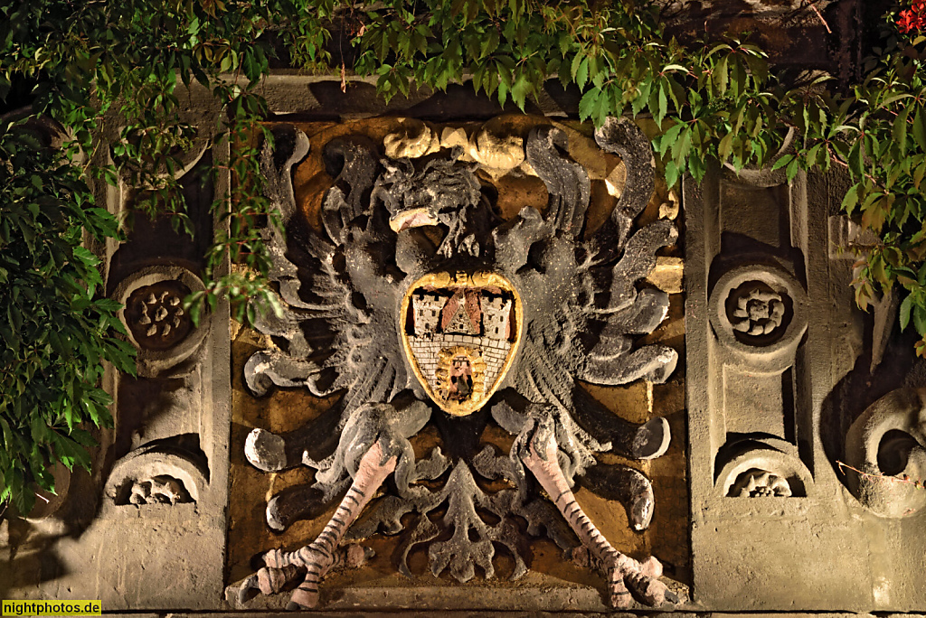 Quedlinburg. Stadtwappen auf Brustschild eines schwarzen Reichsadlers über dem Eingang zum Rathaus. Portal neu erbaut 1616. Markt 1