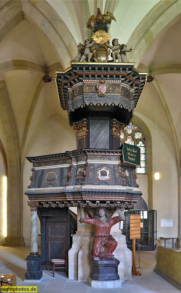 Quedlinburg. Evangelische Kirche St. Nikolai. Hallenkirche erbaut vor 1222. Heute gotisch. Kanzel erschaffen 1731 in Barock. Neustädter Kirchhof