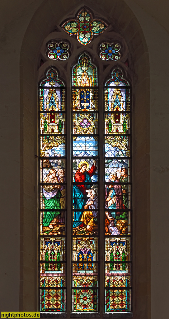 Quedlinburg. Evangelische Kirche St. Nikolai. Hallenkirche erbaut vor 1222. Heute gotisch. Glasmalerei 'Blindenheilung' von Glasmalereianstalt Ferdinand Müller erschaffen Anfang 20. Jhdt