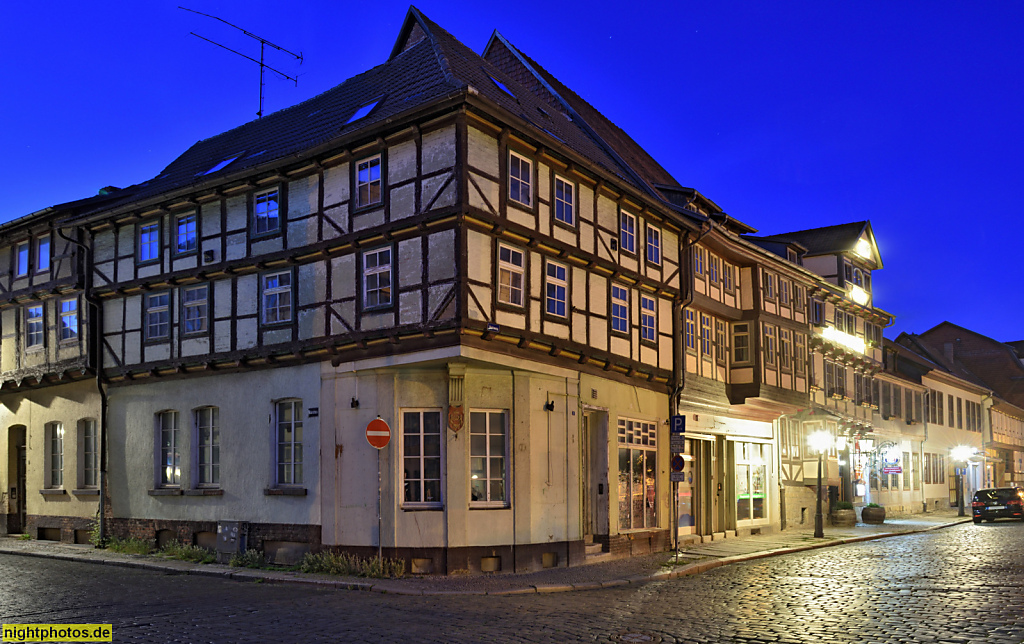 Quedlinburg. Fachwerk. Eckhaus erbaut um 1650. Erdgeschoss in Massivbauweise 1880 erneuert. Bäcker Zunftzeichen als Keramik. Steinweg 9 Ecke Weberstrasse
