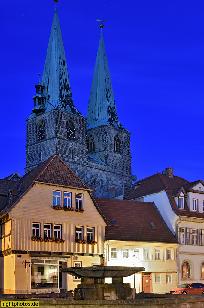 Quedlinburg. Neustädter Markt an der Pölkenstrasse mit Kirche St. Nikolai. Mathildenbrunnen errichtet aus den Steinen des an dieser Stelle 1888 abgerissenen Rathauses