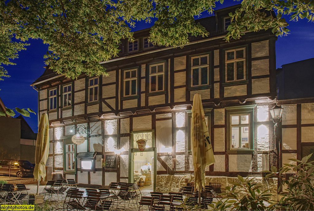 Quedlinburg. Wohnhaus erbaut 1704 in Fachwerk. Umbau Eingang 1870. Danach Einrichtung Gastronomie 'Unter den Linden'. Seit 1954 'Münzenberger Klause'. Pölle 22