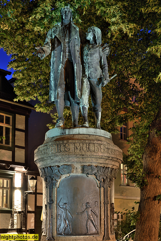 Quedlinburg. GutsMuths-Denkmal für Johann Christoph Friedrich GutsMuths und seinen Schüler Carl Ritter erschaffen von Richard Anders 1904 in Bronze auf Granit Postament. GutsMuths-Platz