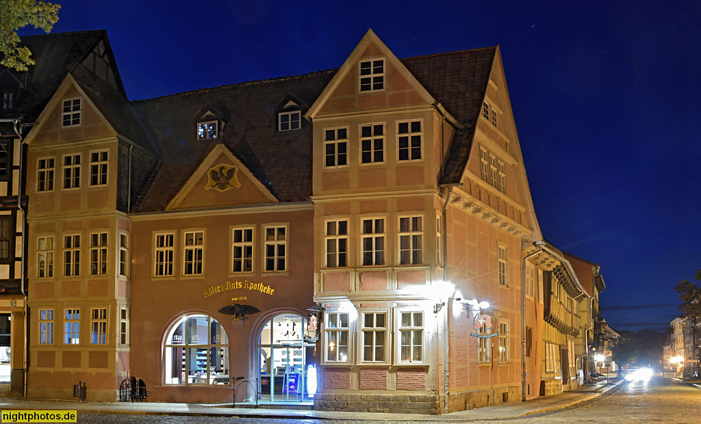 Quedlinburg. Adler- und Ratsapotheke. Gebäude erbaut 1560. Apotheke seit 1578. Zweiflügelig mit Quergiebeln und mittigen Rundbögen. Kornmarkt 8