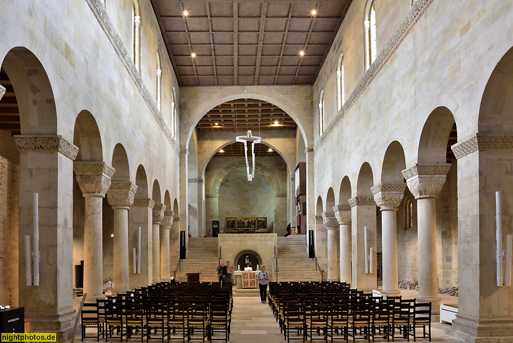 Quedlinburg. St. Servatius. Als romanische Basilka 1070-1129 erbaute Stiftskirche auf dem Schlossberg. Damenstift gegründet 936. MIttelschiff mit Triumphkreuz
