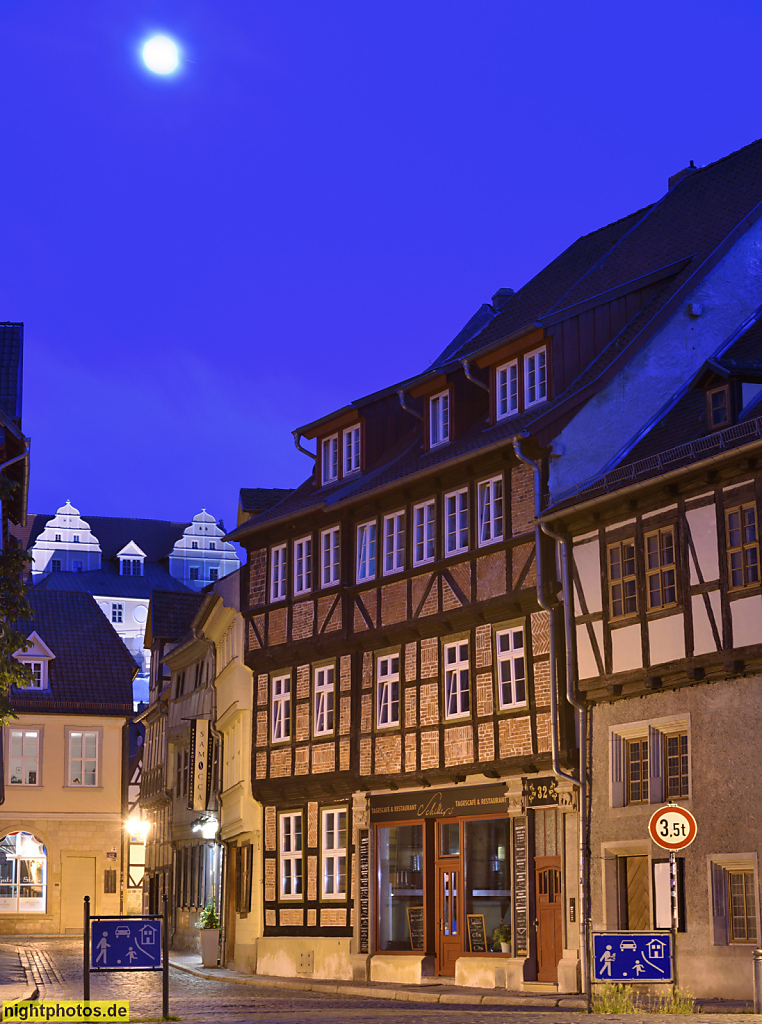 Quedlinburg. Tagescafe und Restaurant Schillers. Als Wohnhaus erbaut um 1680. Fachwerk. Hinten Schlossberg mit Stift. Lange Gasse 32
