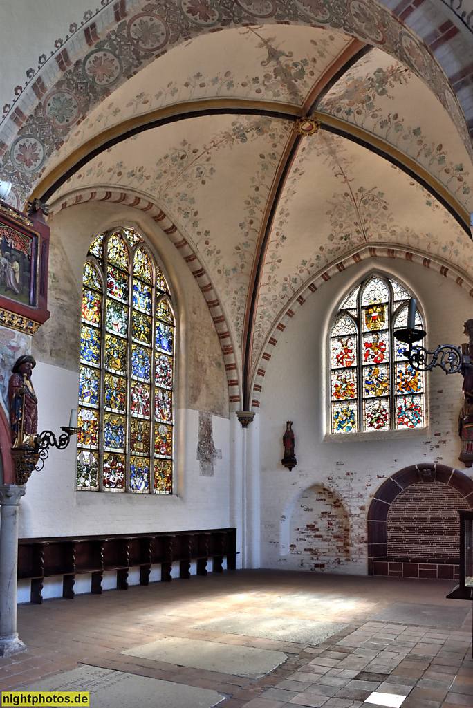 Lübeck Koberg Heiligen-Geist-Hospital erbaut 1286 als Sozialeinrichtung mit Kirche. Querhalle Südostseite mit Buntglasfenster