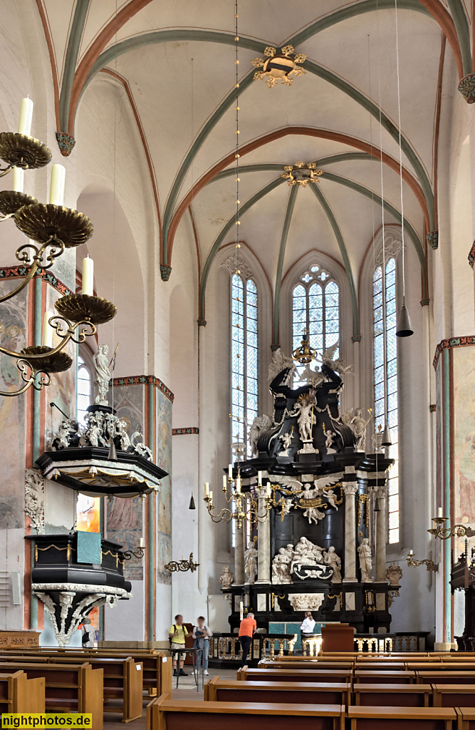 Lübeck Koberg. St.-Jakobi-Kirche. Hallenkirche aus Backstein. Erbaut 1300-1334. Kanzel aus dem Jahr 1698. Hochaltar erschaffen 1717 von Hieronymus Hassenberg