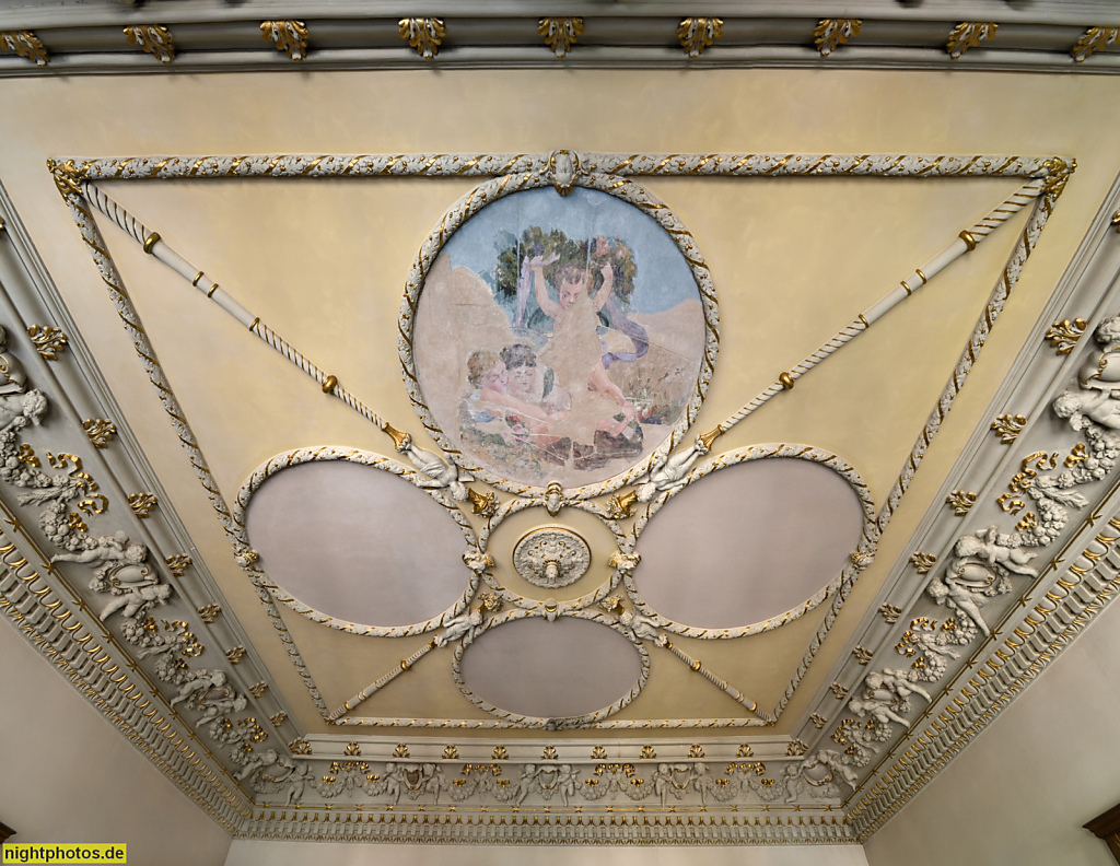 Berlin Mitte Gesundbrunnen. Bibliothek am Luisenbad. Erbaut 1874-1877 als Marienbad für Ernst Gustav Otto Oscholinski. Umbau 1885 von Carl und Emil Galuschki mit Restaurant und Ballsaal