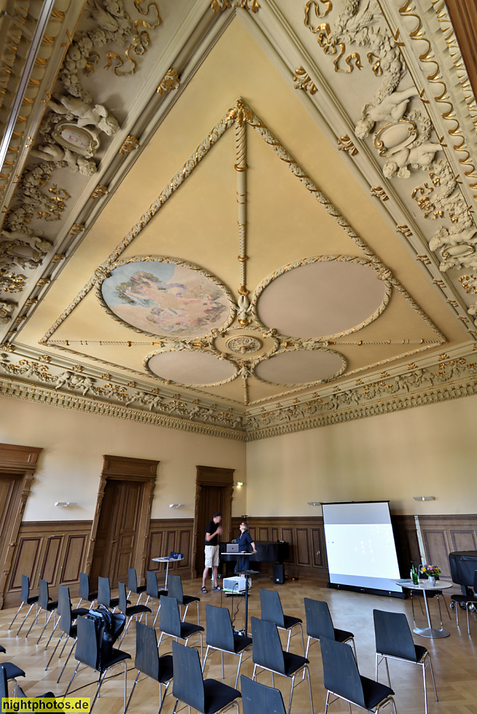 Berlin Mitte Gesundbrunnen. Bibliothek am Luisenbad. Erbaut 1874-1877 als Marienbad für Ernst Gustav Otto Oscholinski. Umbau 1885 von Carl und Emil Galuschki mit Restaurant und Ballsaal