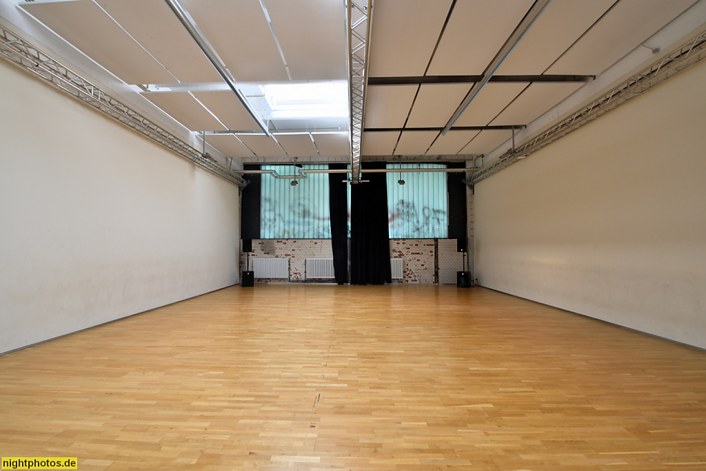 Berlin Mitte Gesundbrunnen Uferstudios für zeitgenössischen Tanz erbaut 1928 von Jean Krämer als Strassenbahnbetriebshof. Ehemaliges Werkstattgebäude