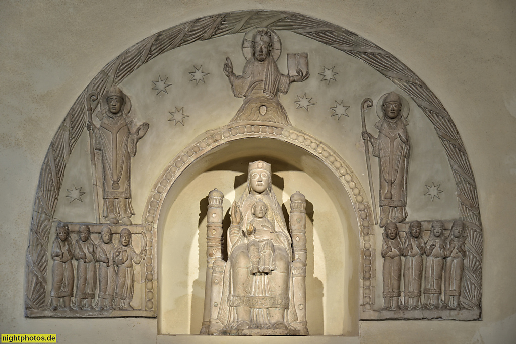 Erfurt. Dom St. Marien erbaut seit 1154. Umbau gotisch 1280-1307. Umbau und Vergrösserung zu gotischer Hallenkirche 1455. Romanische Madonna aus Stuck von 1160