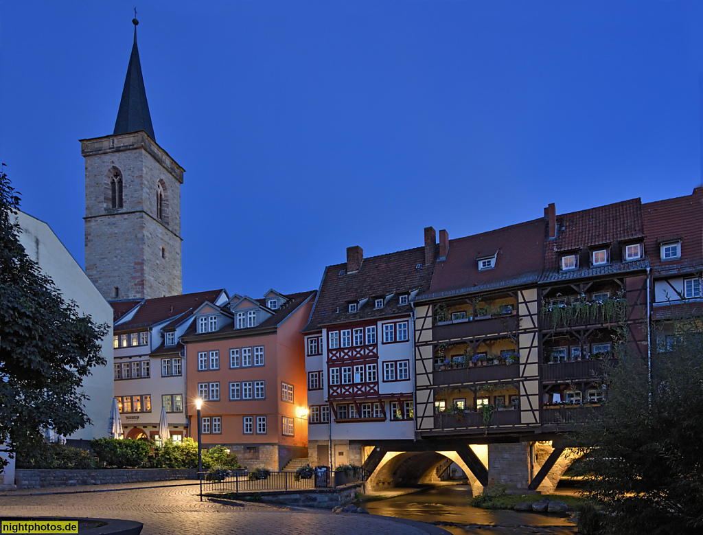 Erfurt. Krämerbrücke über den Breitstrom (Gera) mit Kirchturm St. Aegidien. Gotische Aegidienkirche. Erbaut 1325. Erneuert 1472