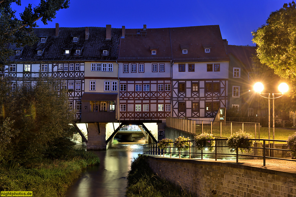 Erfurt. Krämerbrücke über den Breitstrom (Gera) mit Wohn- und Geschäftshäusern aus Fachwerk. Erbaut 1325. Erneuert 1472