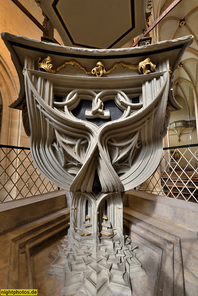 Erfurt. Severikirche gotisch erbaut 1270-1500 als Hallenkirche auf früherer Kirche. Taufstein mit Taufschale unter Baldachin in spätgotischer Steinmetzkunst