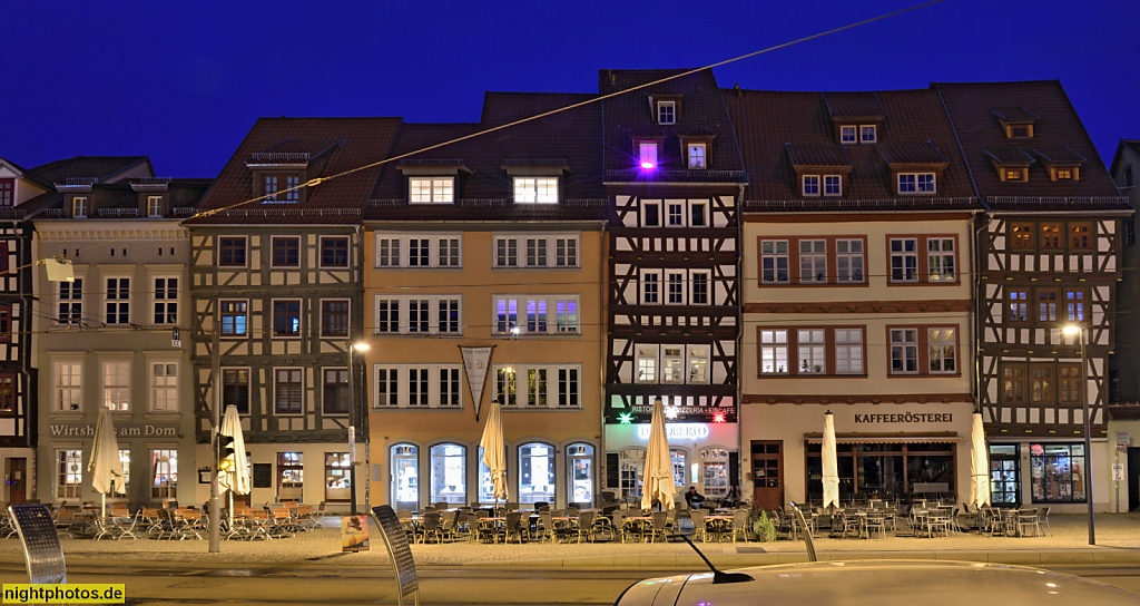 Erfurt. Randbebauung am Domplatz teils mit Fachwerk. Nr. 12-17. Gastronomie